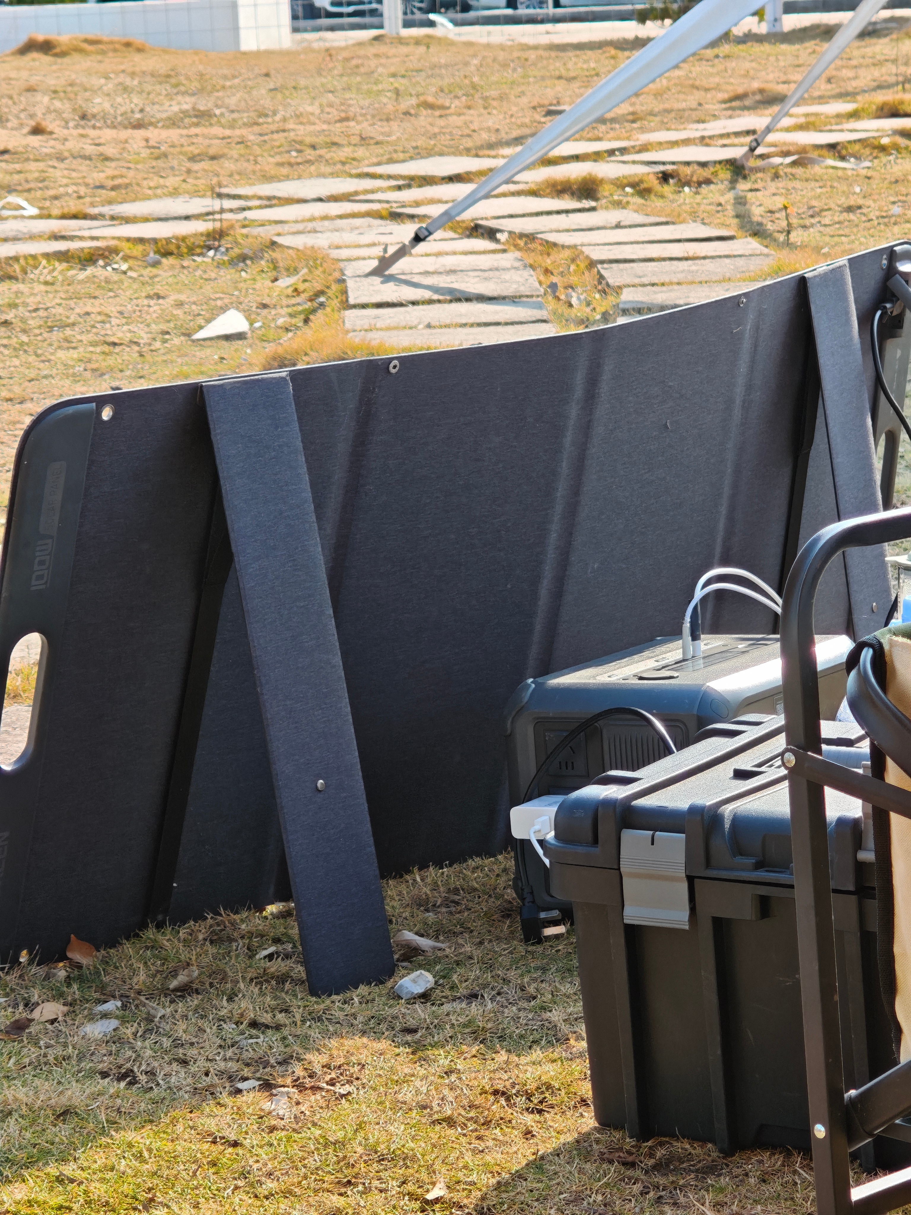 事实证明，如果在户外的话，户外电源加上太阳能板还是挺有用途的。比如说今天这个天气