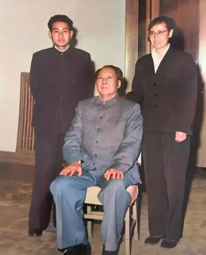 毛主席接见李银桥一家，俩孩子一屁股坐沙发上，结果毛主席笑了：我就喜欢这样的！
