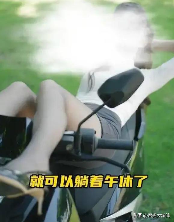 模特裹着一身包臀短裙，超薄黑丝缠到大腿根，细高跟斜搭车把，人半瘫在车座上岔开腿，