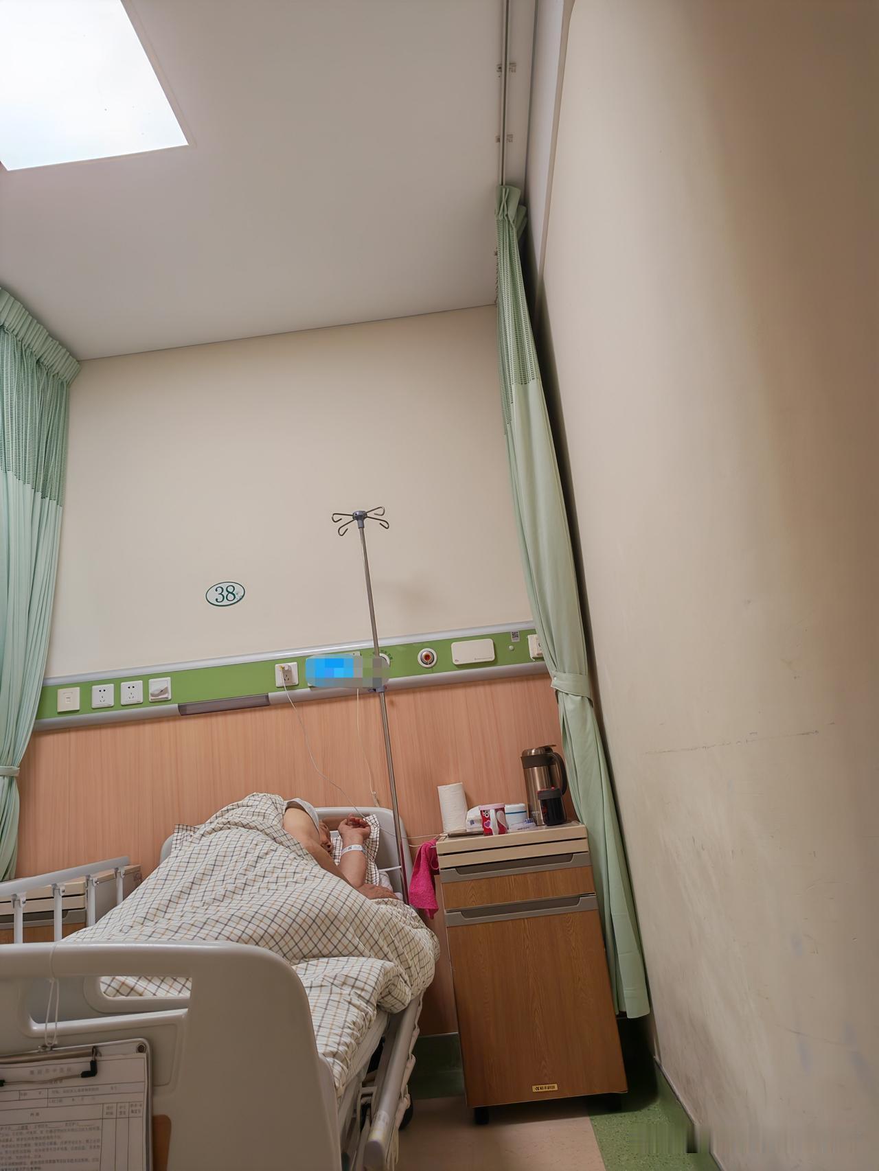 九十岁老妈刚出院，
九十一岁老爹又入院。

终于，还是在这个炎热的伏天，

把自