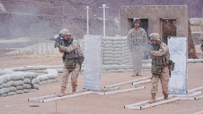 陆军在进行步兵单兵作战训练，步兵单兵全副武装在进行火力突进，可以看到战士身上有前