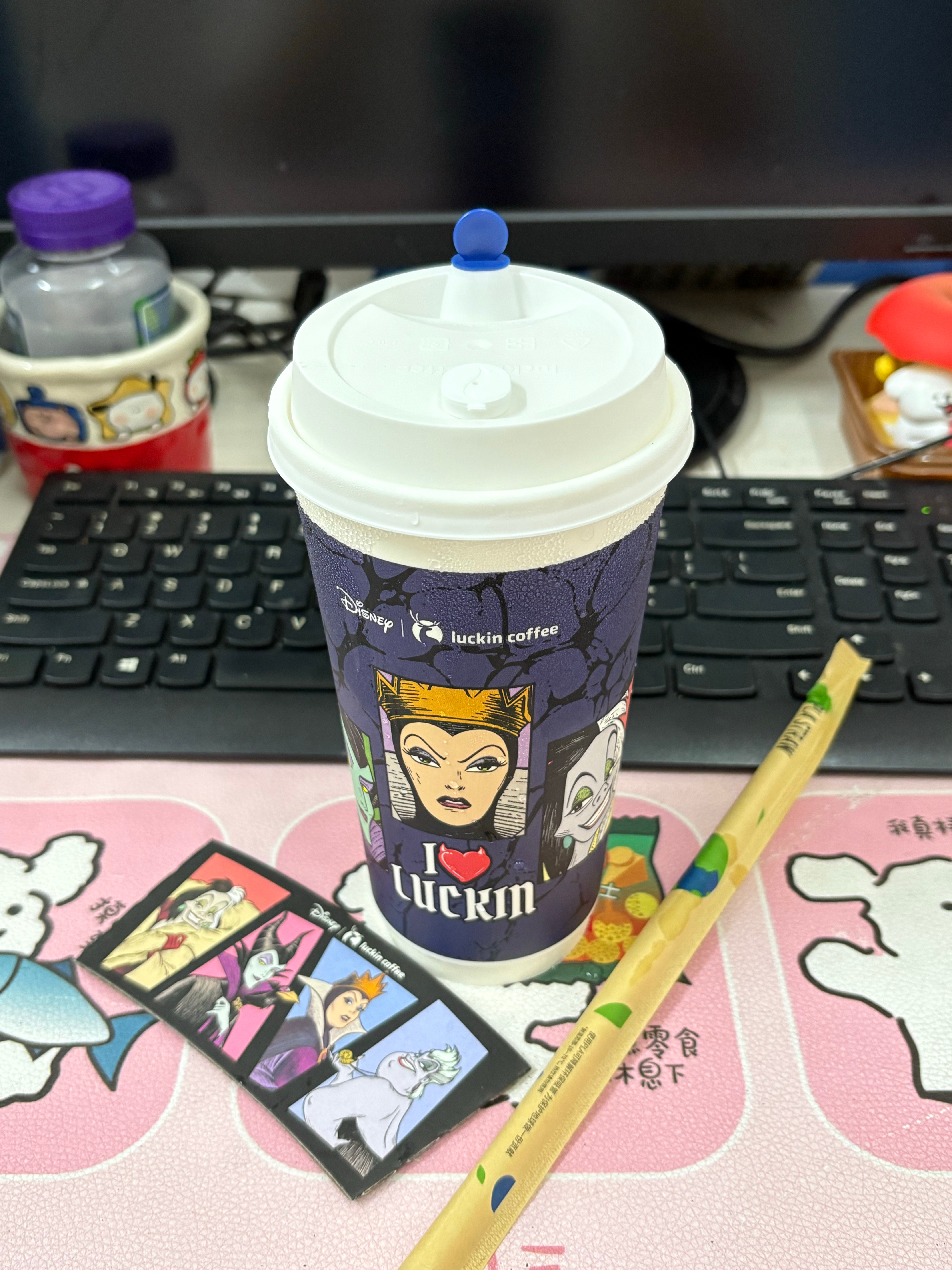 佳佳买的咖啡嘻嘻瑞幸的联名换的好快哈哈哈 桂花米酿乌龙好喝！是秋天的味道啦奶茶