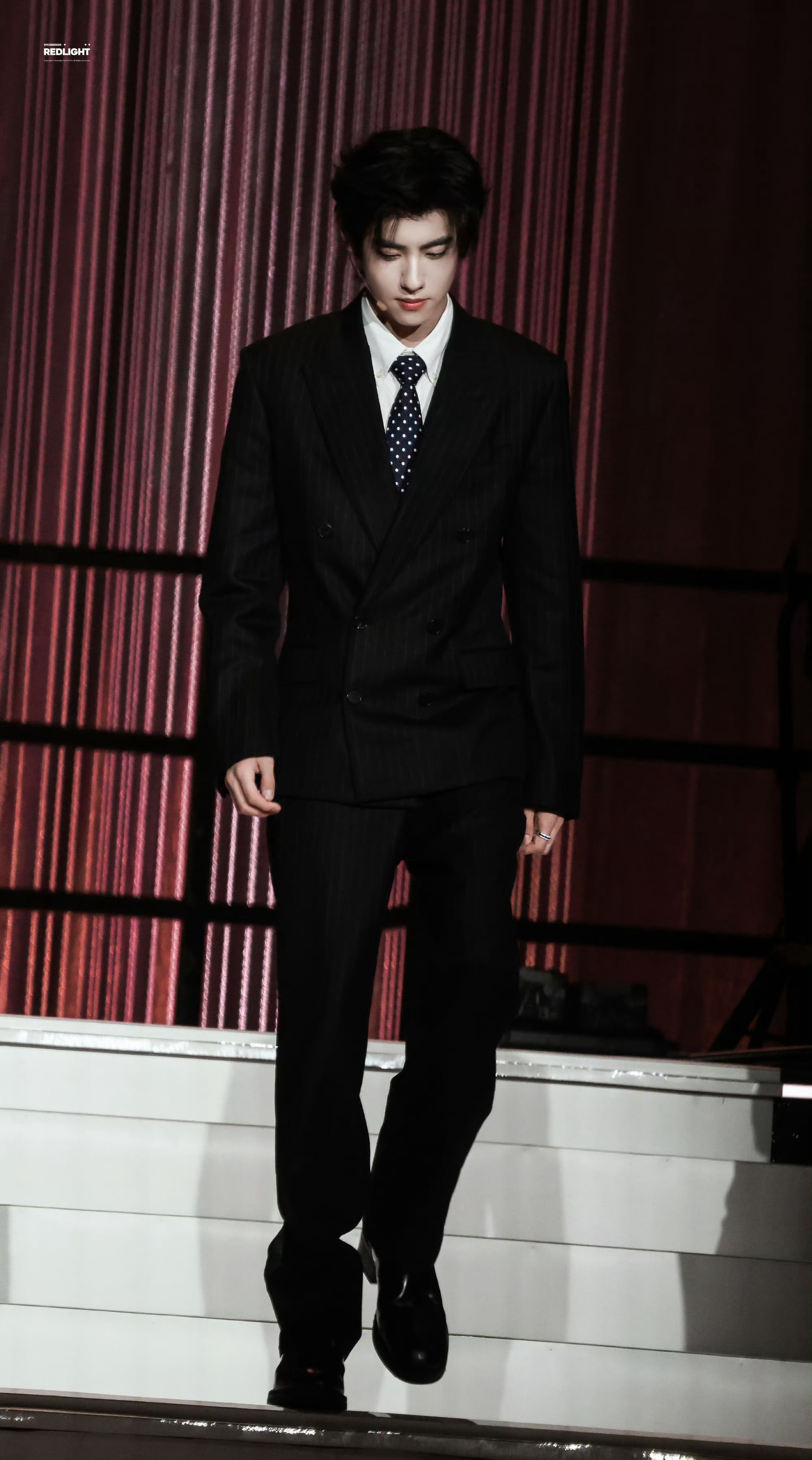 刘轩丞｜纪念邓丽君情景交响音乐汇饭拍出图，深色条纹西装搭配蓝白点印花领带，浑然天