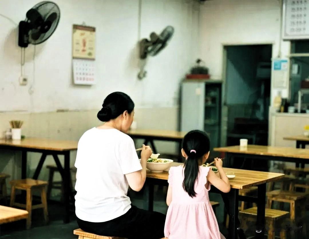 深圳一母女俩店里吃了碗面，刚出门老板就断言：“这妈妈以后，很可能连养老院都住不上