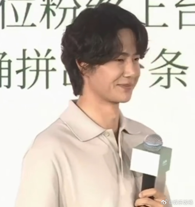 王一博翻牌还从背面偷看王一博心情王一博翻牌还从背面偷看，还不好意思笑了一下，博哥