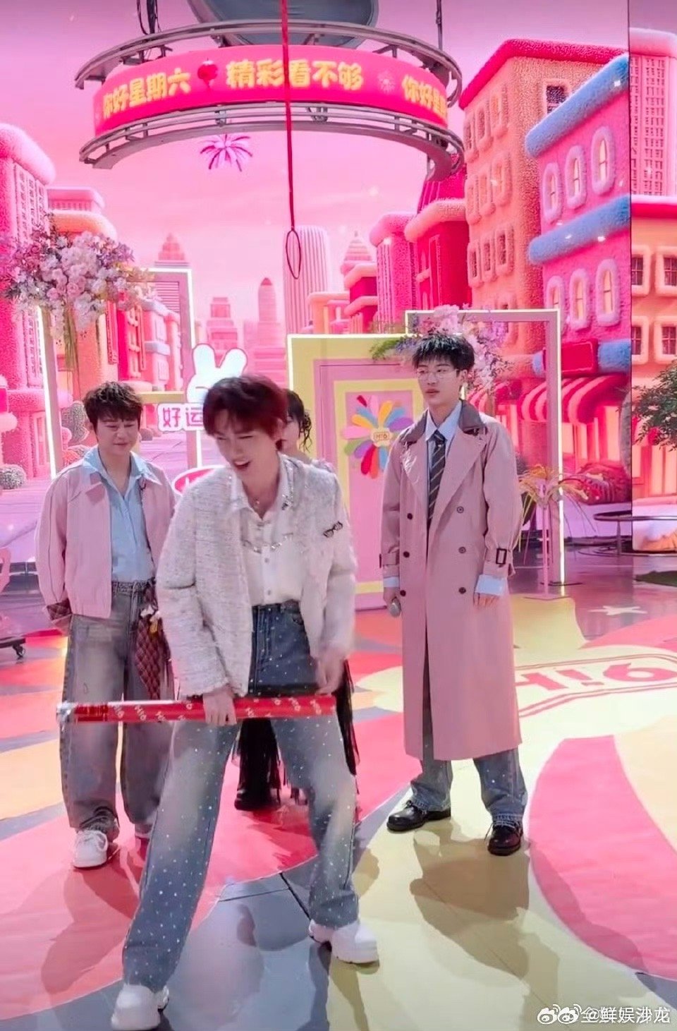 谁懂啊！何炅：你不会劈叉？我不信！丁程鑫努力再试，还是败给身体极限～何炅震惊丁程