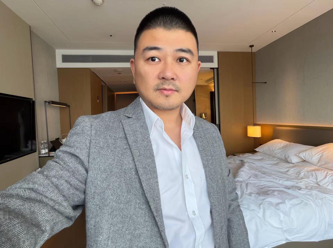 正装日常。西装 西装控 正装皮鞋 小叔叔 成熟男人 灰色西装