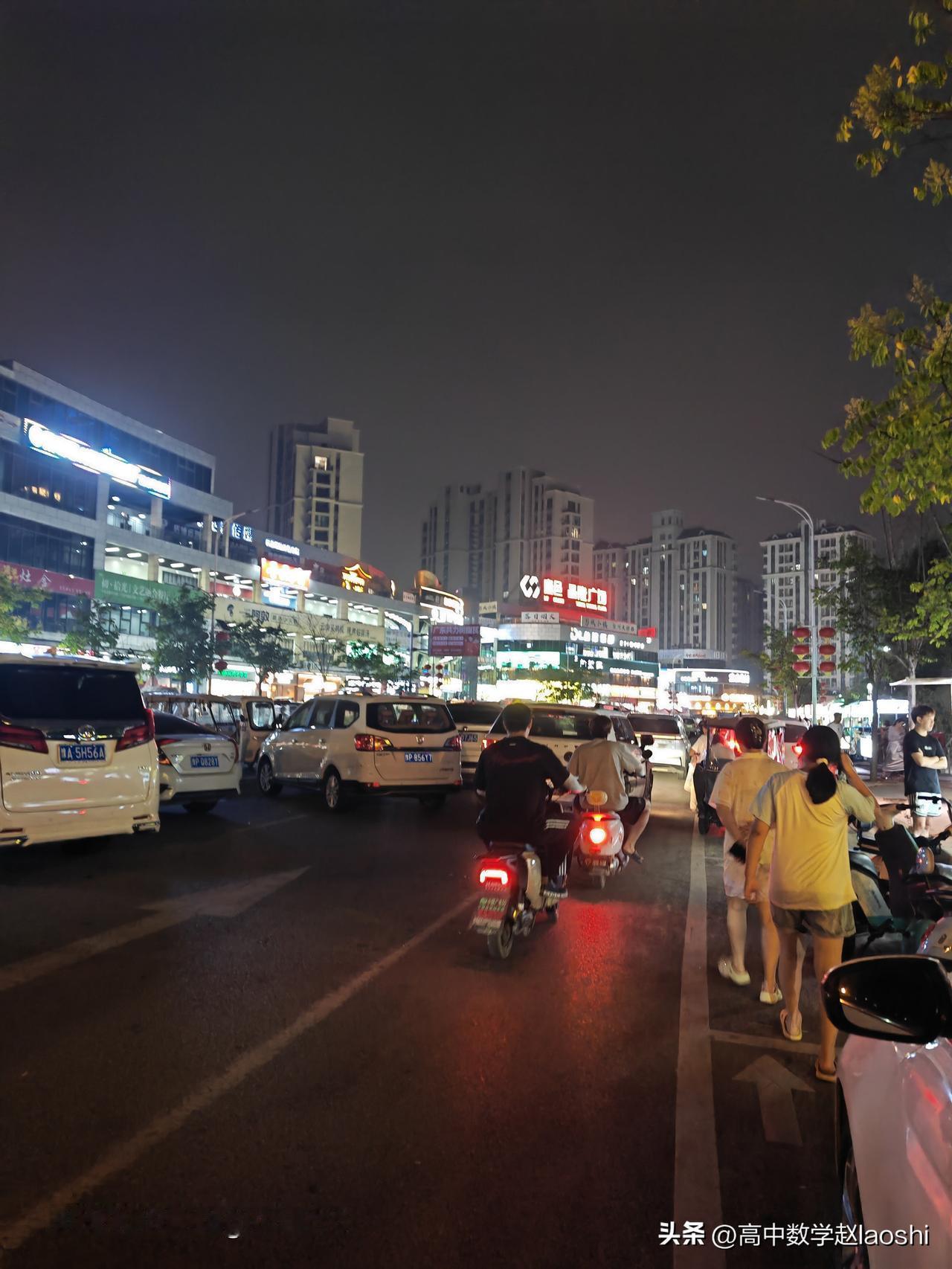 暑假休息的核心原则是“松弛有度”，既要给身心充分“充电”，又要避免彻底昼夜颠倒或