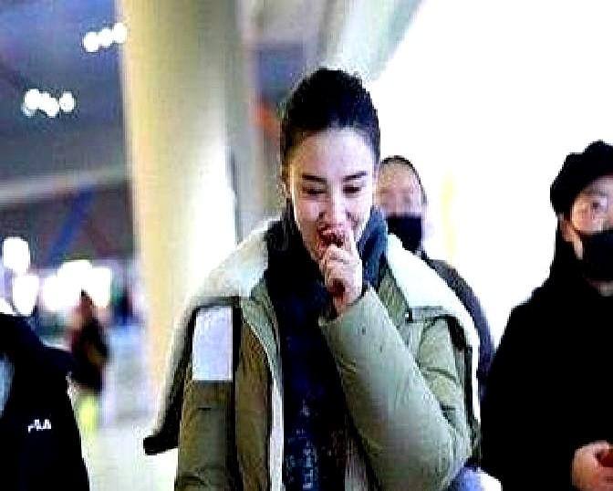 昨晚刷微博,一张宋佳机场图被顶上热搜,羽绒服通体黑却用抽绳捏出S腰,下搭九分微喇