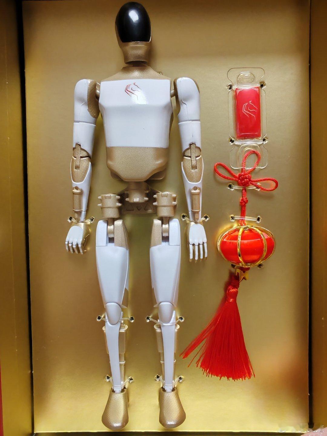 最近，我收到了特斯拉寄来的新年礼盒，里面有一个Tesla Bot摆件生肖盲盒版和