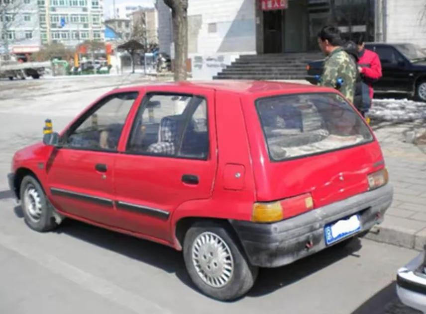 在上海见过这种红色夏利出租车的人，估计现在起码也50多岁了吧？开过这种出租车的人