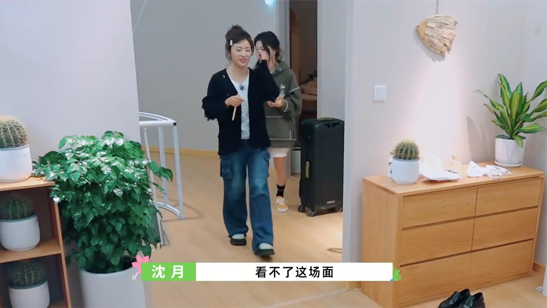 张新成洗澡被围观，王玉雯还偷拍视频，画面太辣眼睛
