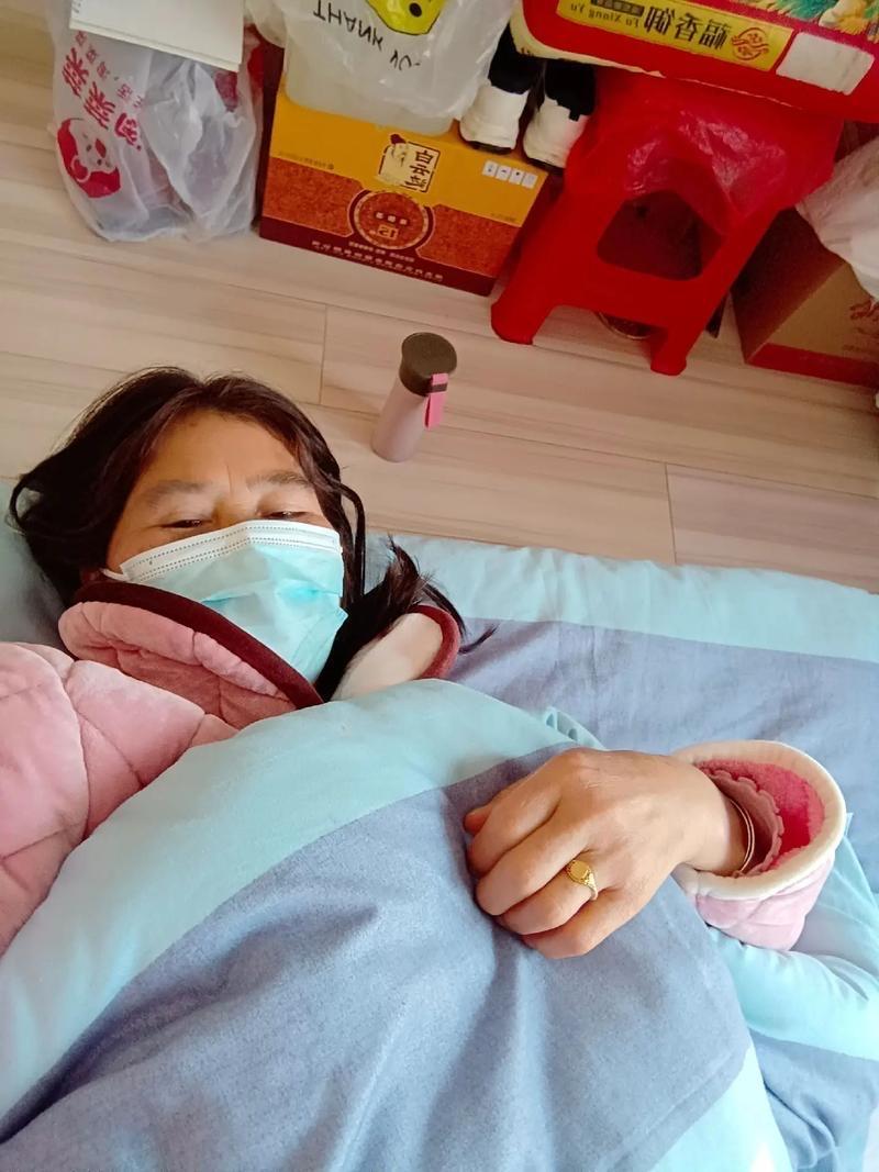 今天和婆婆回乡下，专程看望生病的姑姑。临走时，我把提前备好的200慰问金换成了5