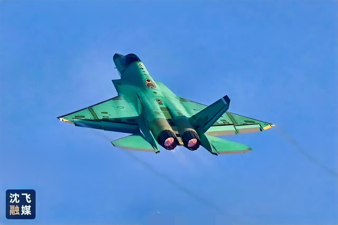新年首飞！歼35绿皮机震撼公开 一身绿皮，暗藏玄机……

歼-35隐身舰载机新年