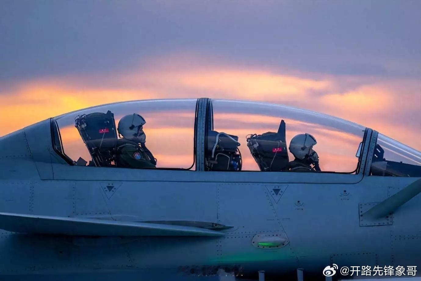 近日，南部战区空军航空兵某旅组织跨昼夜飞行训练。随着塔台指挥员一声令下，数架战机