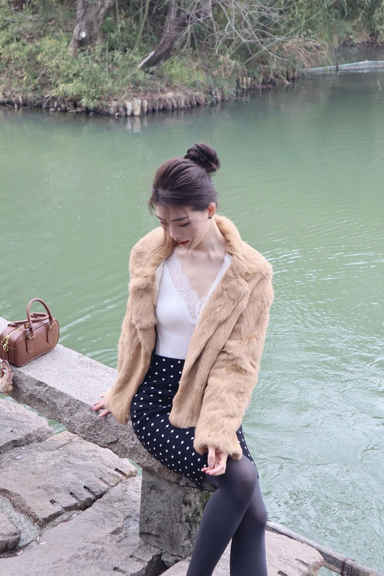 每日搭配分享·时尚穿搭用基础款就能穿出高级感。偏爱低饱和度色系，米白、卡其等颜色