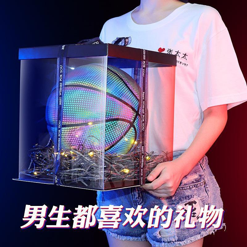 #女子过生日收到奇葩大鹅花束# 印象很深刻的就是有一次我朋友过生日，我们一群人把