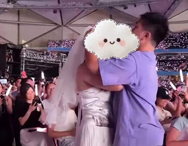 高价看演出被迫围观别人求婚，如今观众敢大声说：坐下！