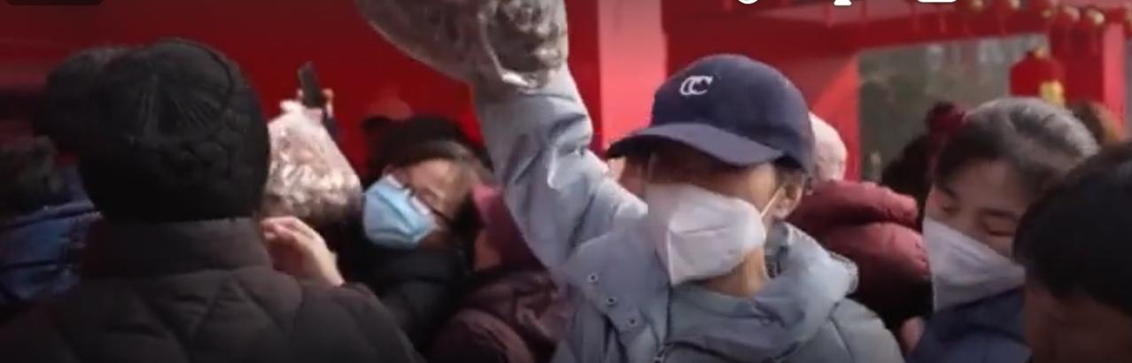 当阳街头年味正浓！红墙下人群熙攘，舞狮队踩着鼓点腾跃，红黄狮头格外惹眼。集市里甑