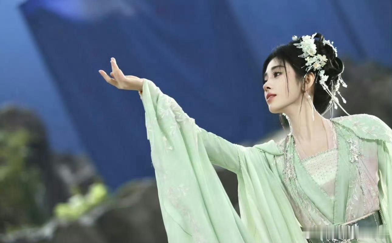 鞠婧祎穿千香戏服跳恋爱告急鞠婧祎的千香真的播的很好很好很好，我发现下沉市场好多路