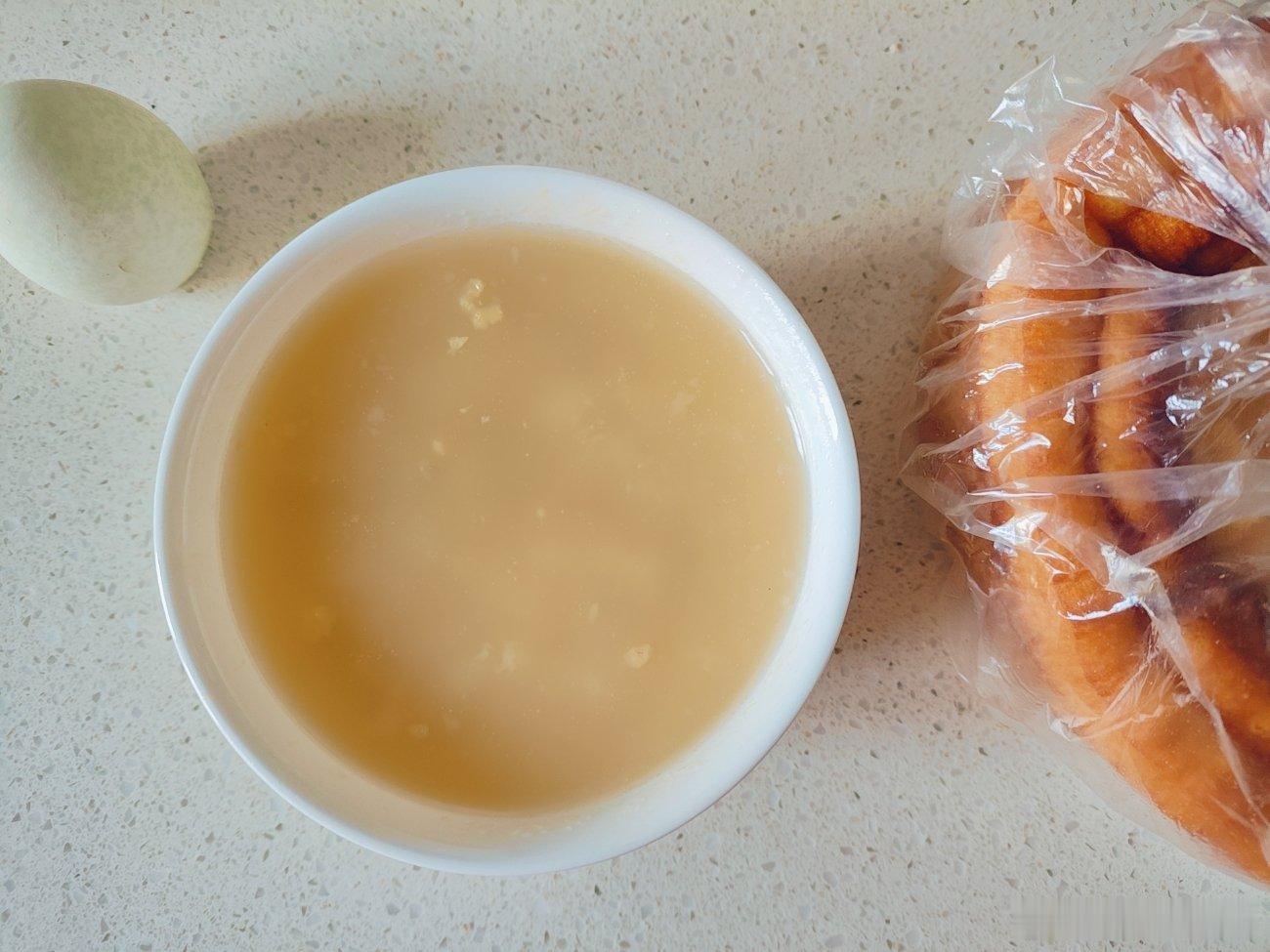虽说果子应该配豆浆但家里豆子没了只能稀饭凑合 