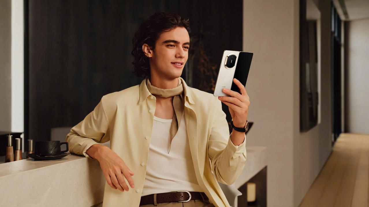 近日，华为又官宣了一款全新折叠屏旗舰即将发布，那就是华为Mate X7。这款手机