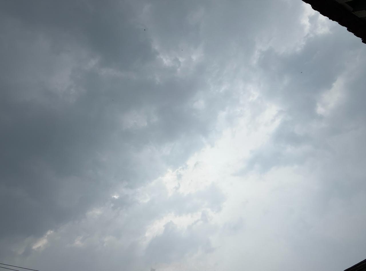 开始零星的滴答毛毛雨了。这会气温也舒服了，不闷热了  ​​​
