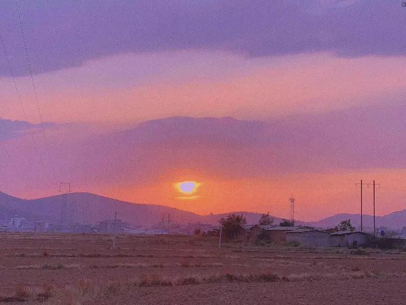 生活疲惫时，温柔治愈的小短句就像一束光。“不必行色匆匆，不必光芒万丈，只要温柔坚