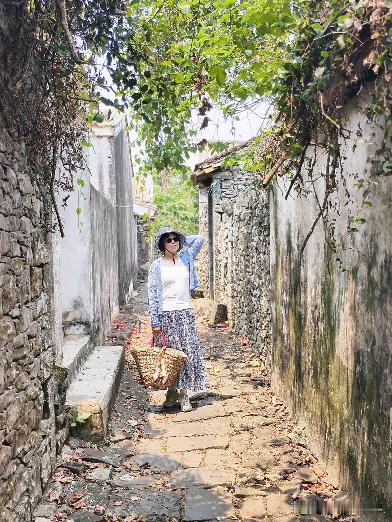 来海口以后去优衣库买过两拨衣服，图1的一身，图2的上衣，图3的一身，还别说，这几