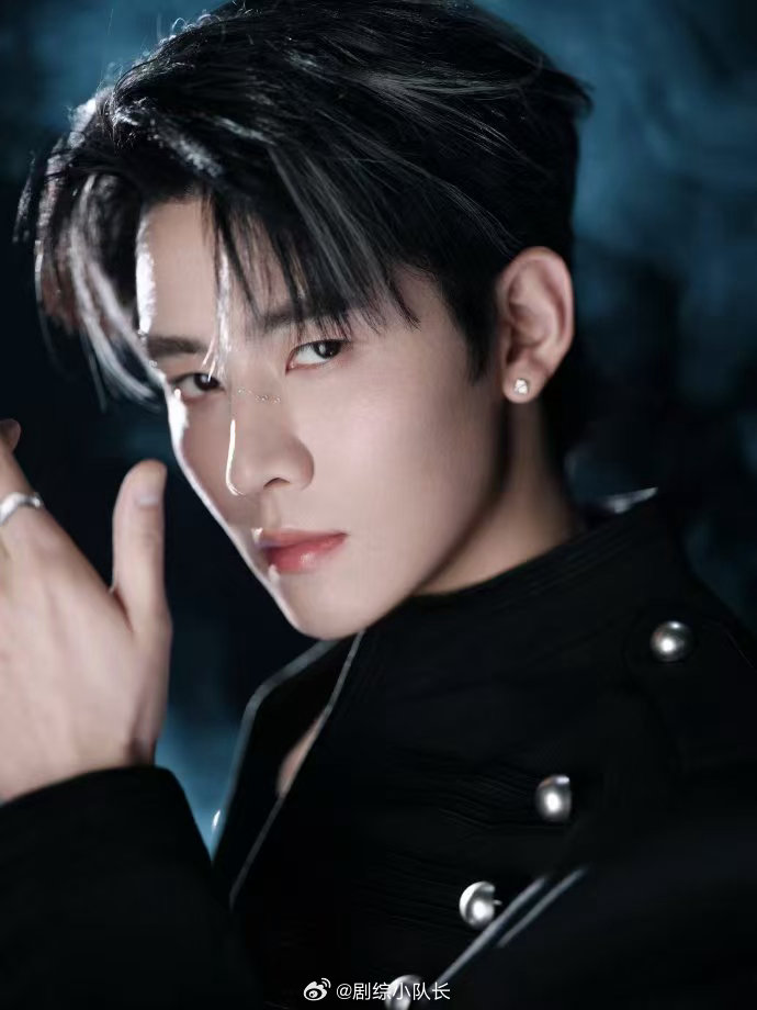 R1SE任豪回来了任豪衣服李怀安的破碎感让人难忘，任豪的舞台造型又一次惊艳全场。