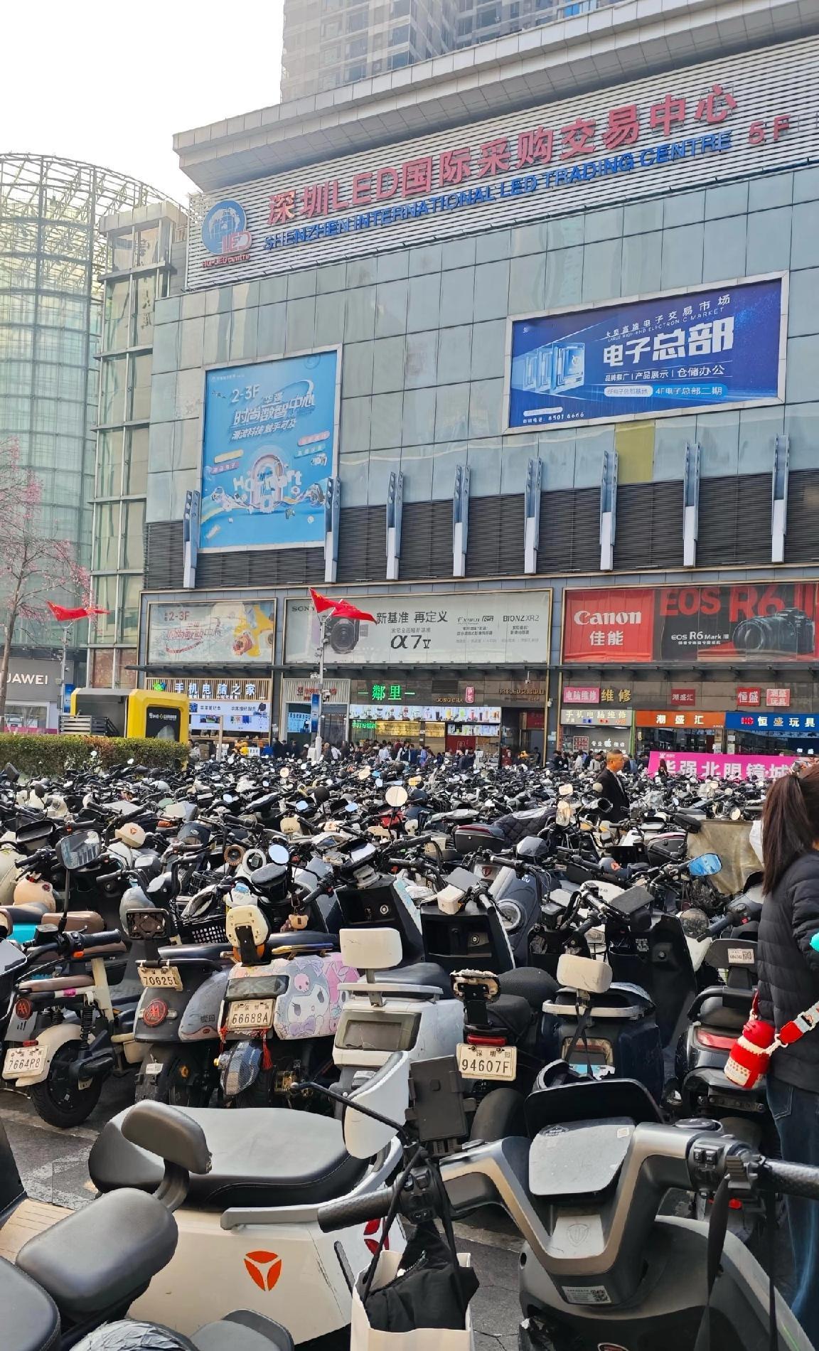 天呐!华强北怎么变成这样了

好几年没逛华强北了，今天想着来试个相机镜头，天呐，