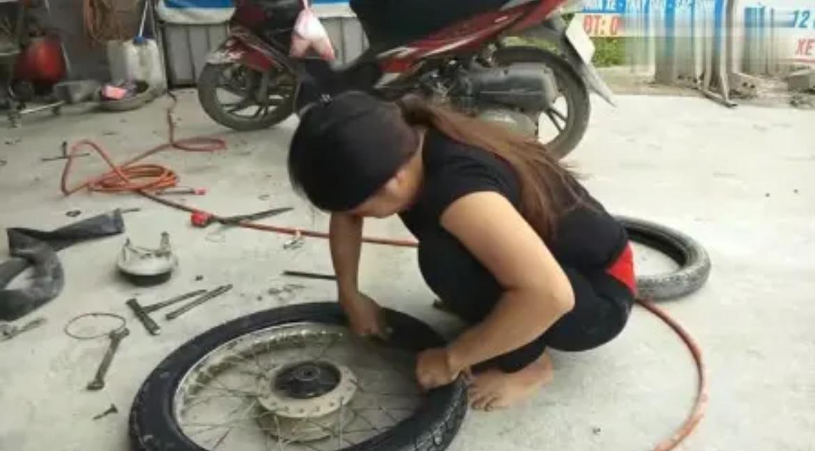 河南一女子被丈夫按在沙发上扇了11个耳光，只因婆婆说了一句“她跟村口修摩托的老王
