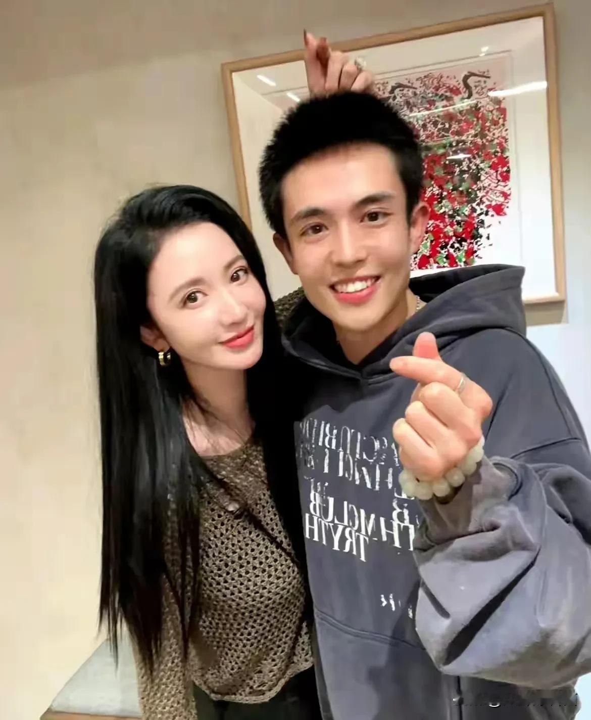 张萌不愧是娱乐圈的“金牌老板”，在王星热度不减的时候签下了他，也是非常的懂得利用