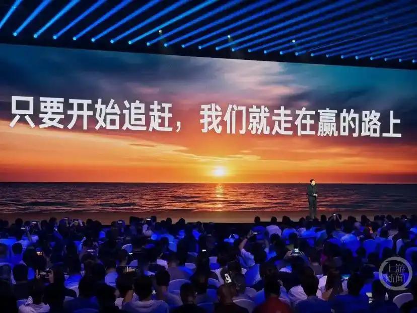 雷军刚报出“20.99万元”，台下突然一声嘶吼“17.99万！”，瞬间把全场气氛
