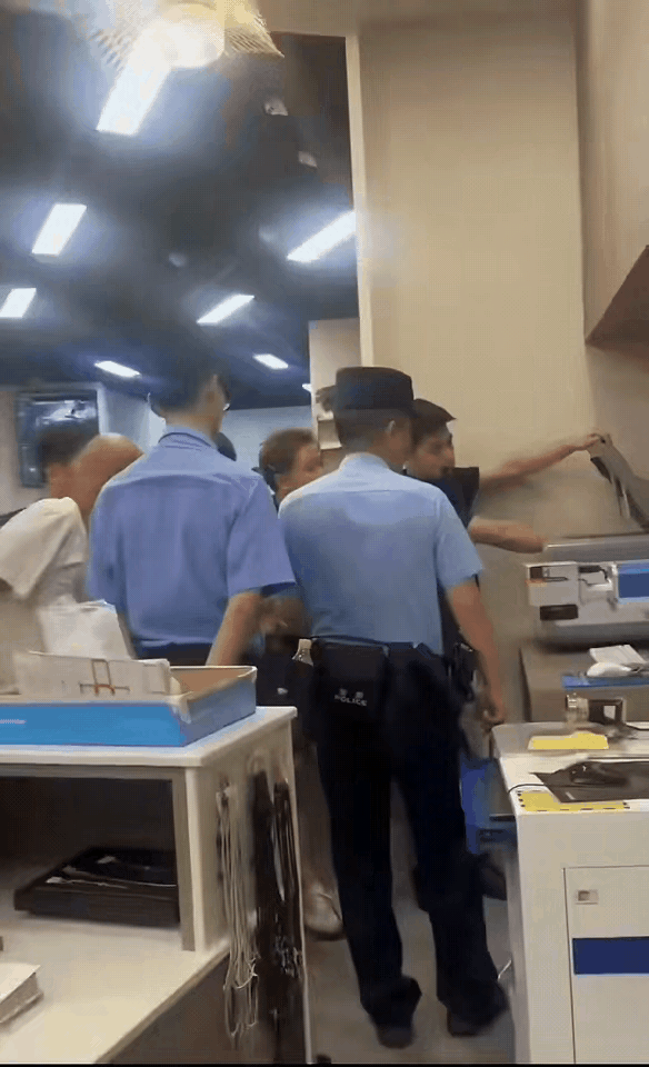 成都一市民在建行购金条被检出为铜 警方介入调查
8月9日，四川成都，一名网友反映