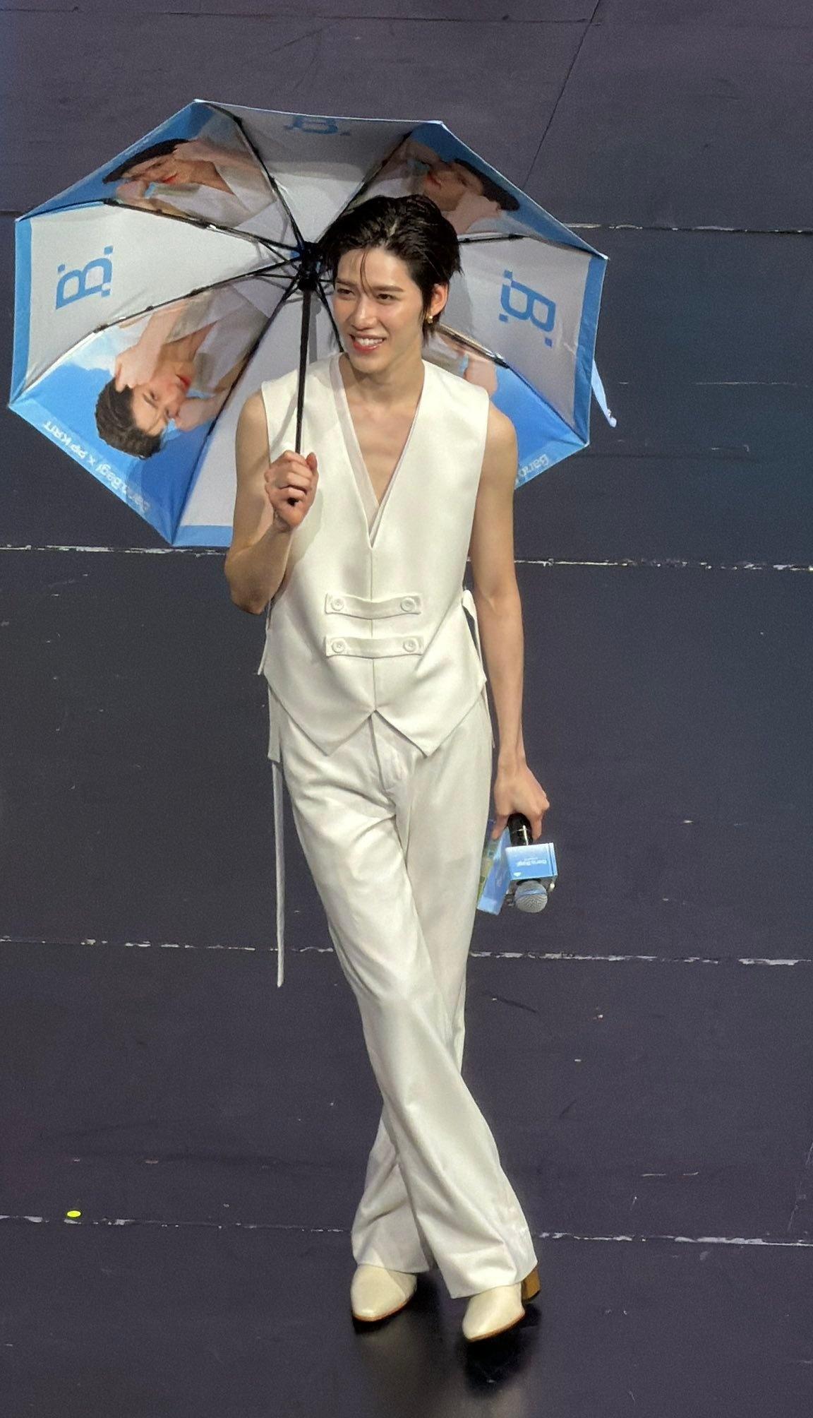 260628 PPKrit Banobagi活动

漂亮😻撑着印着自己的脸的雨