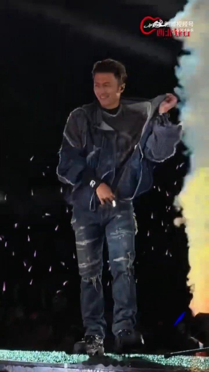 蝴蝶是谢霆锋的浪漫开关谢霆锋脱了1件还有3件 穿几件都挡不住浪漫破壳。蝴蝶是他的