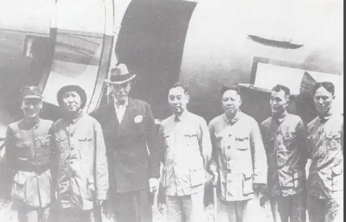 1945年毛泽东赴重庆谈判，身边带着“一虎二龙”，还有个神秘人物“三叔”？军统头