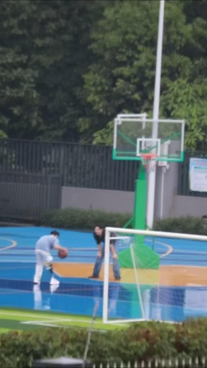 孟弗渊你好事做尽！！李现雾里青打篮球路透李现和残疾人一起打篮球