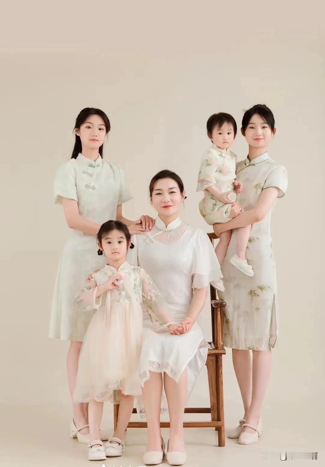 我84年。老公76年。我的大女儿16岁高一。二女儿14岁初二。三女儿五岁幼儿园。