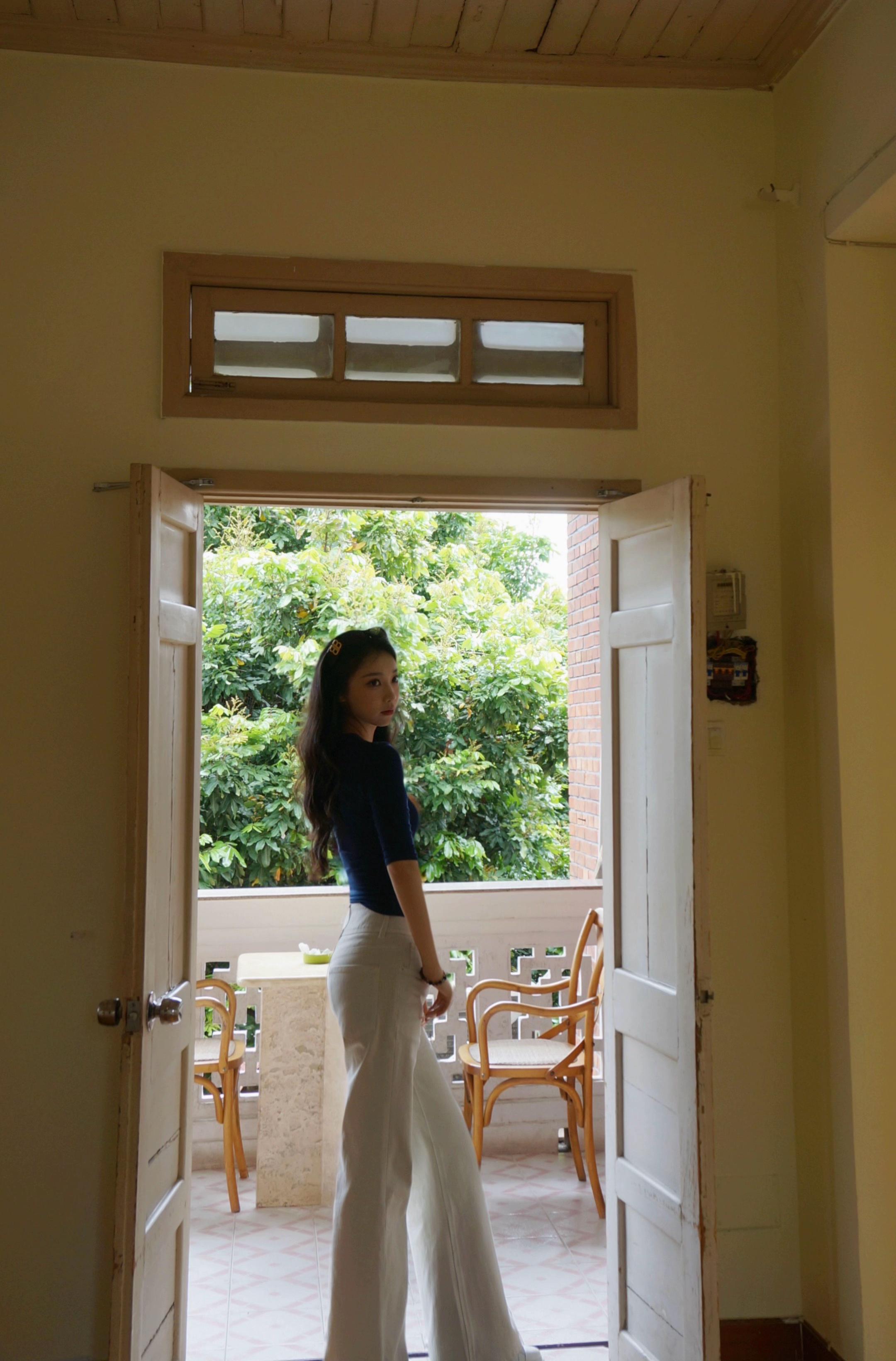 卖萌和装帅都好累 我就站在这呼吸两下 你就直接爱上我行吗