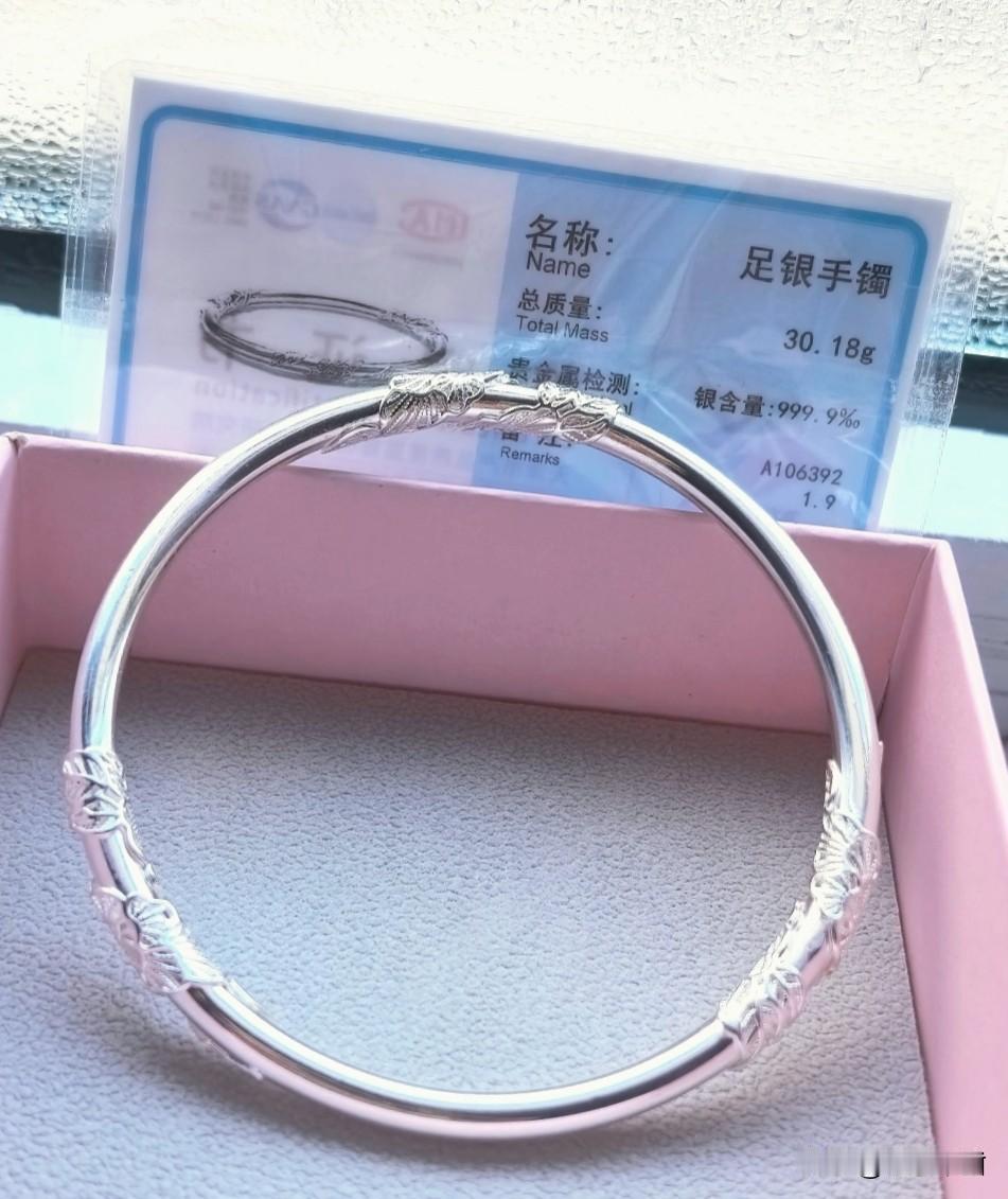 工资没涨，
银镯子先"飞"了
大概4个月前 ，30克闭口光圈亮面的手镯，价格才5