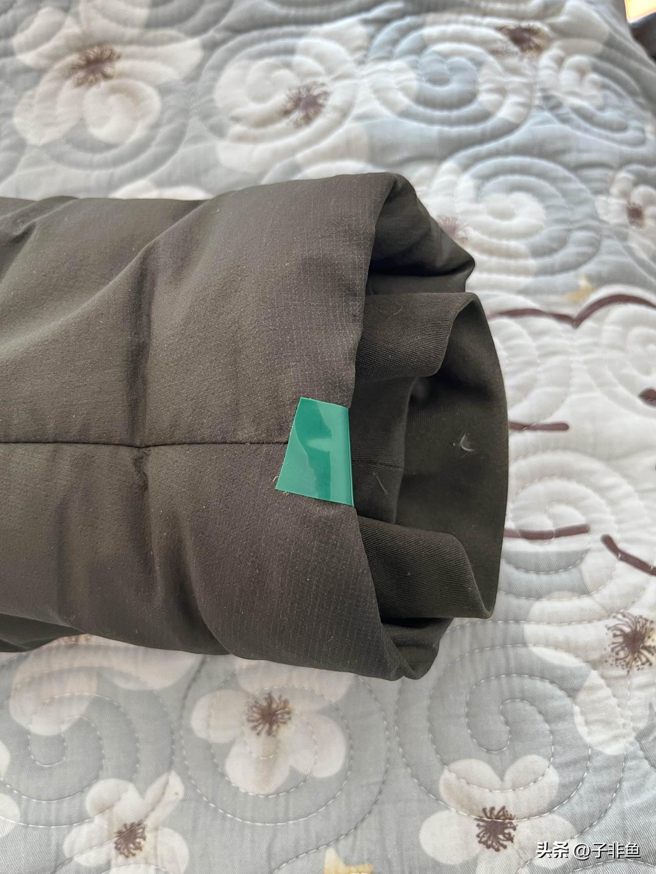 儿子的羽绒服的袖口处沾了一块胶布，我还以为是不经意间沾上的，谁知儿子说是因为那个