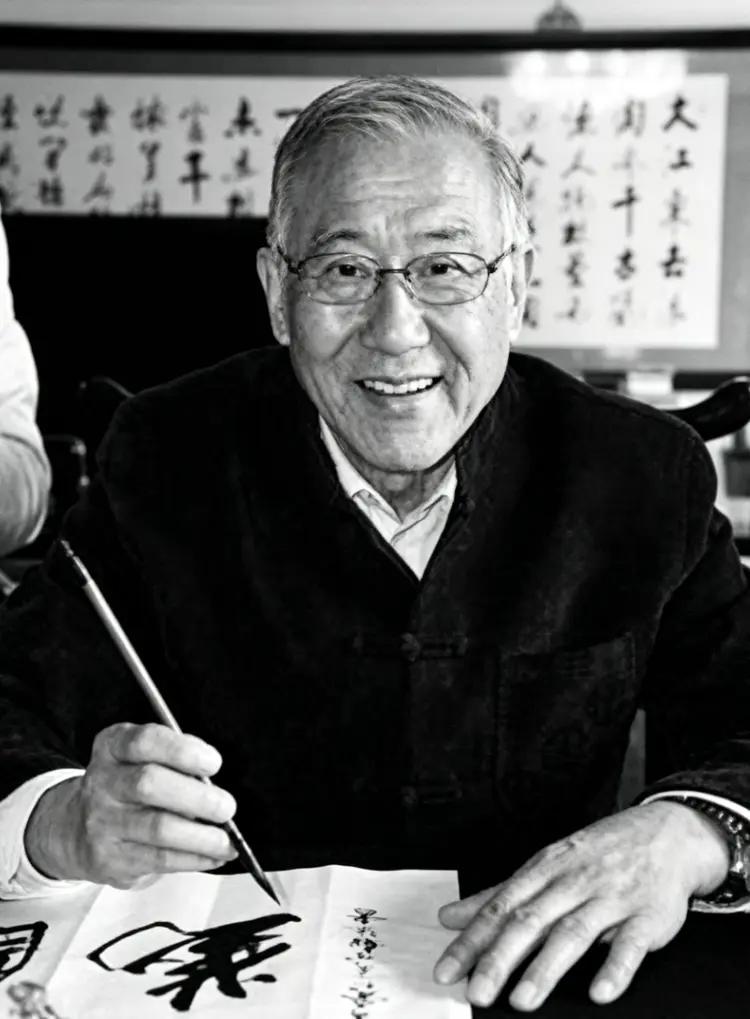 爱新觉罗·启骧（1935年—2026年4月21日），男，满族，出生于北京市，中国