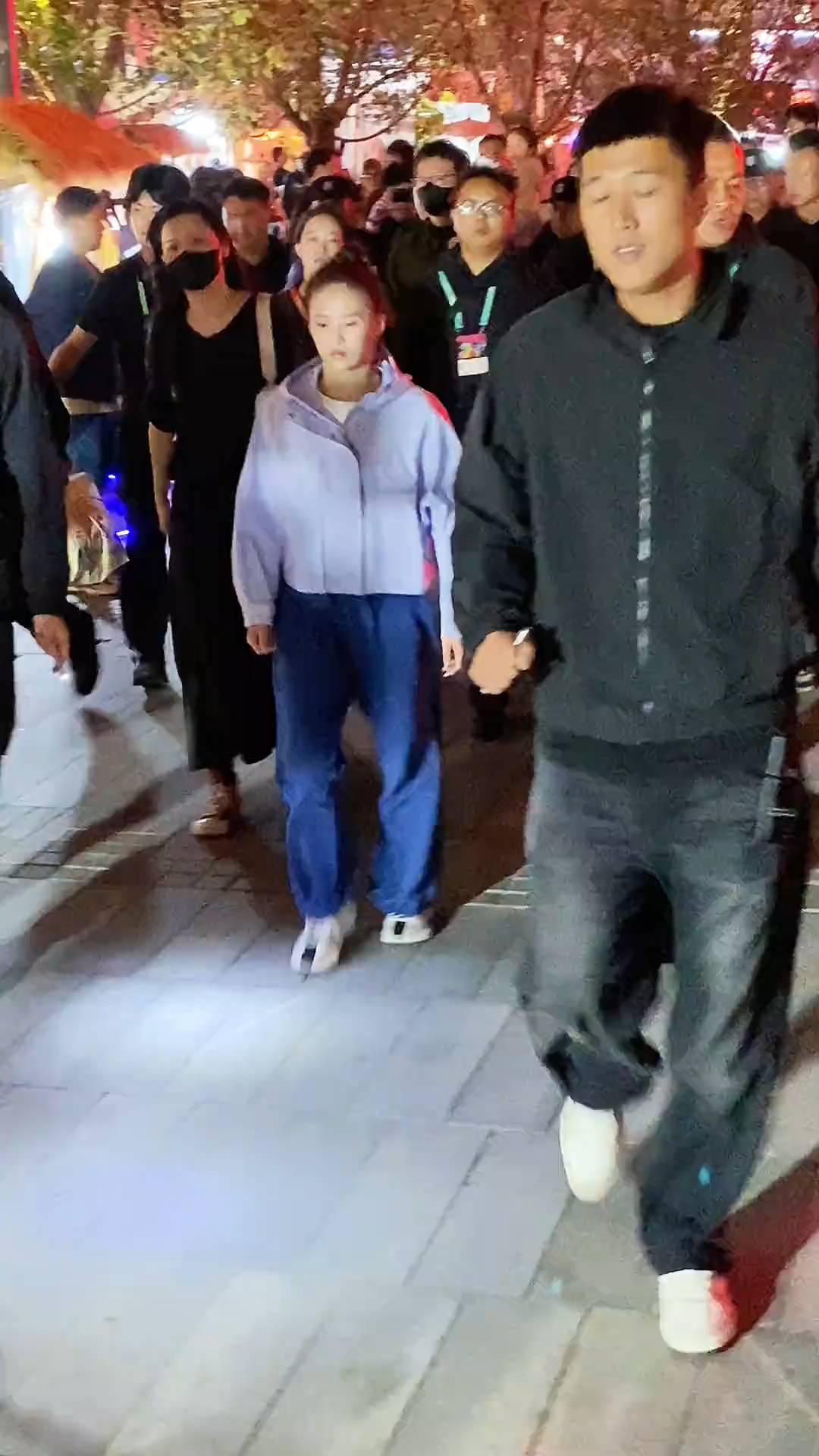 等一下，往后边靠一点。