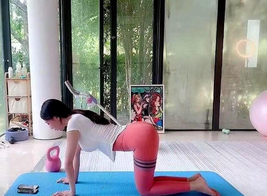 她每天早起一小时，不是为了煮饭，不是为了打扫，就为铺张垫子，静静呼吸。
老公说：