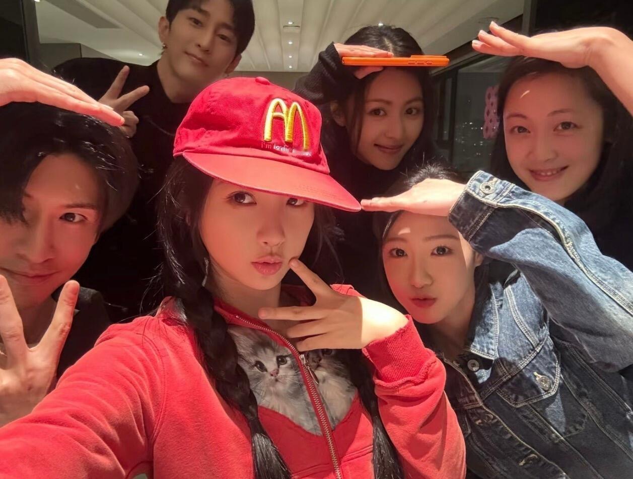 虞书欣过年也没休息虞书欣大年初一上班虞书欣云初令剧组一起过年 辛苦啦！虞书欣大年