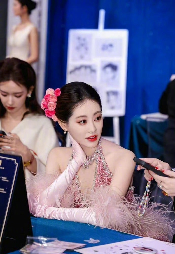 祝绪丹把大V缝成了小V 不论大V小V都漂亮的不行，大V搭配披肩发，小V搭配盘发，