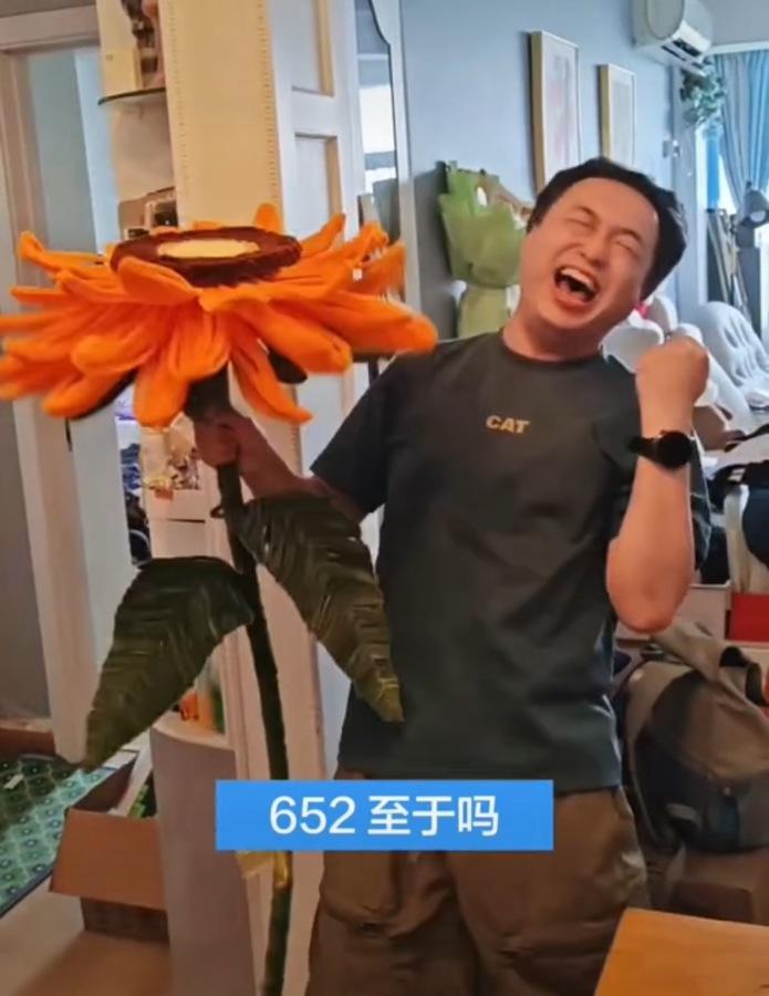 广东深圳，一名男生在高考前8次模考全都失利，可令孩子和家长都没想到的是，在重要的