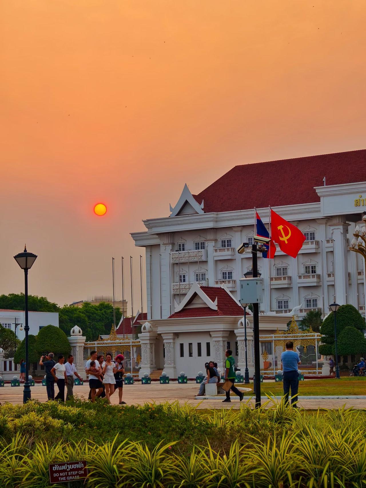 《老挝印象》
       老挝给我的印象很独特。它在中南半岛腹部，被森林、山脉